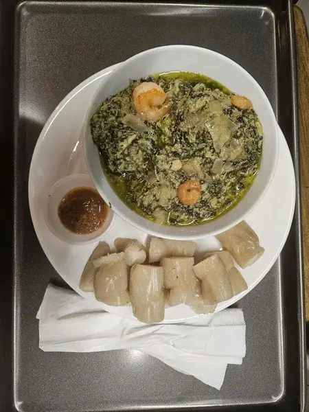 Spécial du jeudi : ndolè et plantain vapeur — Restaurant Au Bureau, Longueuil